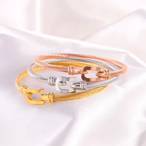 Three-tone titanium steel horseshoe buckle cable bracelets in gold, silver and rose gold