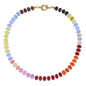 Bunte Perlenkette mit natürlichen Steinen in Regenbogenfarben und Goldverschluss