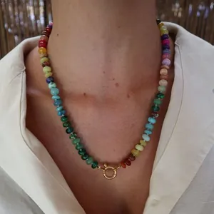 Bunte Natursteinperlenkette mit einem zentralen goldenen Federringverschluss für Damen
