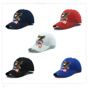 Dettaglio del ricamo con bandiera americana e aquila su cappellini da baseball