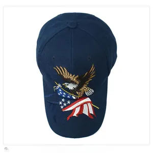 Dettaglio del ricamo con aquila e bandiera americana su un cappellino blu navy