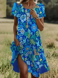 Robe d'été bleue à manches courtes avec feuilles vertes et motifs floraux bleus