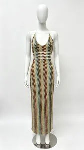 Dettaglio del vestito lungo con stampa a conchiglia colorata e piping bianco in vita