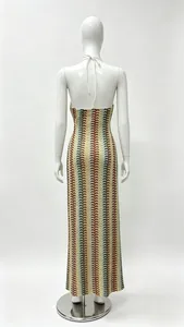 Dettaglio del motivo in maglia a zigzag multicolore sul retro del maxi abito halter