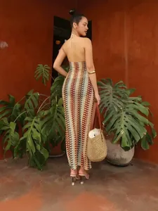 Abito lungo in maglia con scollo all'americana, motivo a onde colorate e schiena scoperta