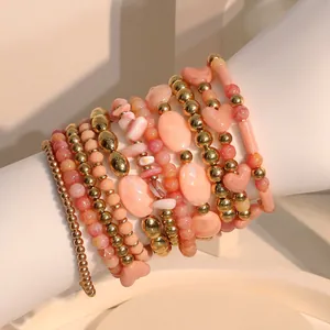 Set bracciale a più strati di perline rosa con ciondoli a cuore in oro e pietre