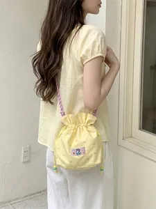 Borsa a tracolla giallo chiaro con coulisse e toppa con cucciolo di cartone animato