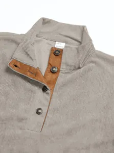 Gros plan sur la texture velours avec boutons en métal vintage et doublure daim