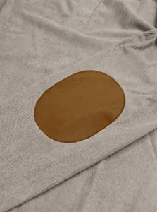 Détail de la manche en velours côtelé gris avec empiècement marron au coude