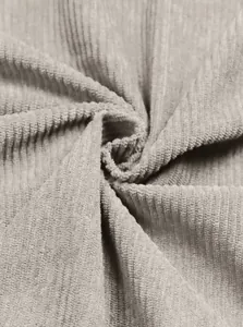Gros plan détaillé sur la texture en velours côtelé gris d'un haut henley à manches
