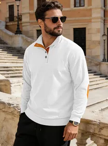 Détail de polo en velours côtelé blanc avec coudières orange et patte de boutonnage