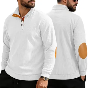 Vue macro du sweat-shirt en velours blanc avec coudières et détails de boutons henley