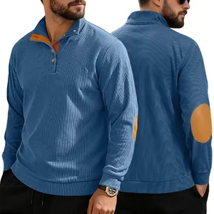 Détails du sweat en velours côtelé bleu avec coudières brunes et encolure à boutons
