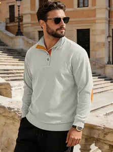 Détail de chemise Henley en velours gris avec empiècements orange aux coudes et col