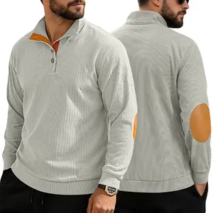 Détails d'une chemise Henley en velours côtelé gris clair avec coudières et col orange