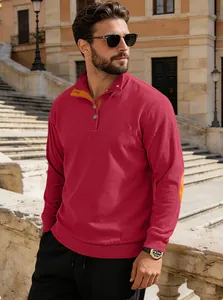 Détail du sweat Henley en velours côtelé avec empiècements coudes contrastés et col