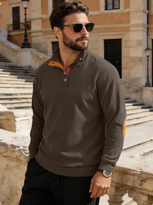 Détail du haut henley en velours côtelé marron pour hommes avec empiècements orange