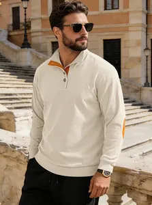 Détail du sweat en velours côtelé crème pour hommes avec patchs orange sur le cou et coudes