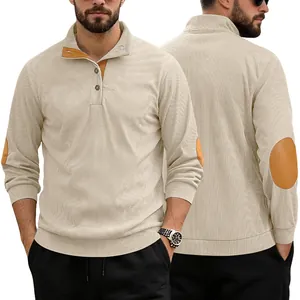 Détail du sweat Henley en velours côtelé avec empiècements bruns et col à trois boutons