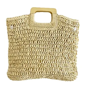 Handgefertigte Strohtasche mit Holzgriffen und dickem Webmuster für den Sommerurlaub