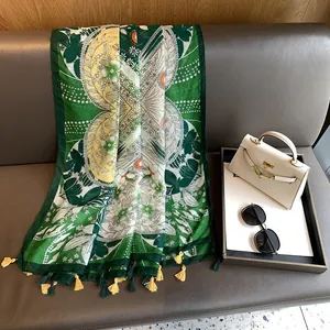 Châle fleuri sur canapé en cuir avec accessoires de voyage pour un look de vacances
