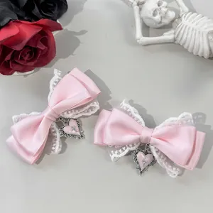 Rosa Satin-Haarspangen mit weißer Spitze, Herzanhänger und Silberkreuz-Details