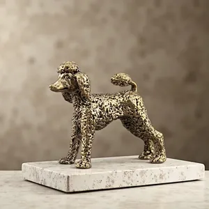 Detalle macro de la figura de caniche de bronce con textura realista sobre base de mármol