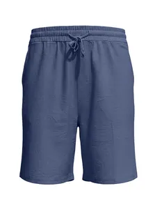 Dettaglio dei pantaloncini in lino blu navy con elastico in vita e trama del tessuto