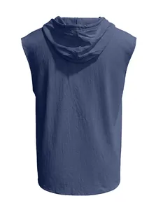 Dettaglio della felpa con cappuccio senza maniche blu navy con trama in lino e cappuccio