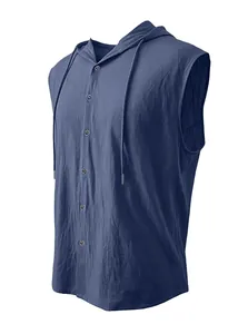Dettaglio del gilet in lino blu navy con cappuccio, coulisse e bottoni frontali