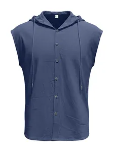 Dettaglio del tessuto della felpa senza maniche blu navy e etichetta della taglia