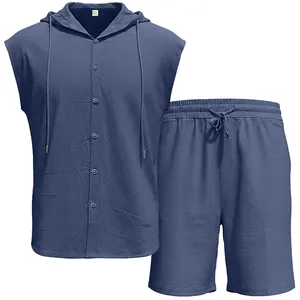 Dettaglio del set da uomo camicia con cappuccio senza maniche e pantaloncini in lino