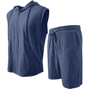 Dettaglio macro del set da uomo in lino con camicia con cappuccio senza maniche e shorts