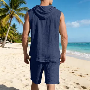 Vista posteriore del set uomo in lino blu navy con canotta con cappuccio e pantaloncini