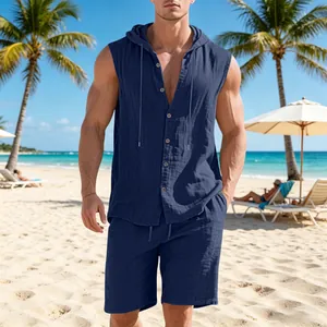 Dettaglio del completo estivo in lino blu navy con cappuccio e pantaloncini sulla spiaggia