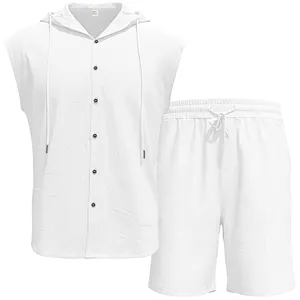 Dettaglio del set camicia smanicata con cappuccio e pantaloncini in lino bianco