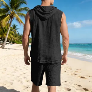 Vista posteriore di completo in lino nero con felpa smanicata e pantaloncini da mare