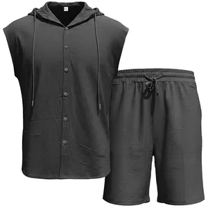 Dettaglio flat lay della felpa smanicata in lino grigio scuro e pantaloncini con coulisse