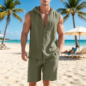Dettaglio del set in lino verde oliva con maglia con cappuccio senza maniche e shorts