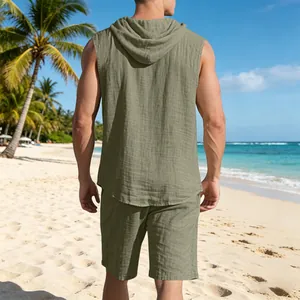 Vista posteriore del completo casual in lino con cappuccio smanicato e pantaloncini verdi