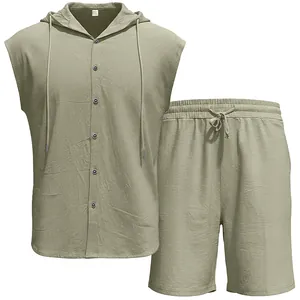 Dettaglio del set in lino verde grigio da uomo con camicia con cappuccio e pantaloncini