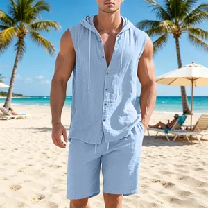 Dettaglio del set estivo in lino azzurro con camicia con cappuccio senza maniche e pantaloncini