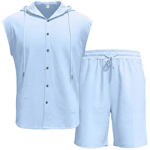 Dettaglio completo di set in lino celeste con camicia con cappuccio senza maniche