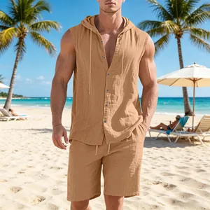 Dettaglio completo di set in lino kaki con camicia con cappuccio senza maniche e shorts