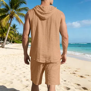 Vista posteriore del set coordinato da uomo in lino con canotta con cappuccio e pantaloncini