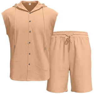 Dettaglio del completo kaki in lino con camicia smanicata con cappuccio e pantaloncini