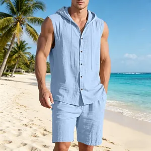 Completo estivo da uomo in lino celeste con camicia senza maniche con cappuccio