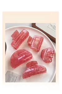 Set di cinque mollette per capelli in acrilico rosa con eleganti motivi marmorizzati