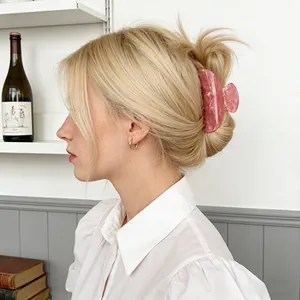 Molla per capelli con motivo a marmo rosa su un'acconciatura elegante da donna