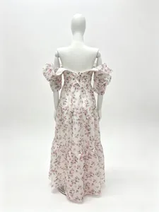 Vue détaillée du dos d'une robe longue fleurie à épaules dénudées avec laçage et volants